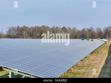 25. März 2020 - Emmen-Niederlande: Großer Solarpark am GZI Next Energy Hub, der mit Photovoltaik-Panels regenerativen Strom erzeugt. Stockfoto