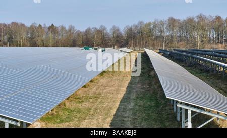 25. März 2020 - Emmen-Niederlande: Großer Solarpark am GZI Next Energy Hub, der mit Photovoltaik-Panels regenerativen Strom erzeugt. Stockfoto