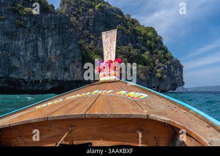Bogen eines traditionellen thailändischen Langboot mit Blumen in der Lagune Pileh auf der Insel Ko Phi Phi Leh in der Andamanensee, Thailand, Ao Nang, Krabi PR Stockfoto