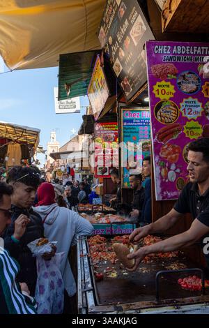 Marrakesch, Marokko - 16. Februar 2025: Grillladen in den Gassen der Medina von Marrakesch Stockfoto