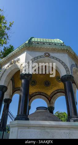 Der deutsche Brunnen ist ein Pavillon-Brunnen am nördlichen Ende des ehemaligen Hippodroms von Konstantinopel auf dem Sultanahmet-Platz in Istanbul, Türkei. Vertikale ima Stockfoto