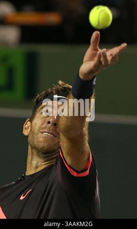 28. März 2018 - Key Biscayne, FL, USA - der Argentinier Juan Martin del Potro trifft im Viertelfinale der Miami Open am Mittwoch, 28. März 2018, im Crandon Park Tennis Center in Key Biscayne, Florida, gegen Milos Raonic aus Kanada. (Kreditbild: © David Santiago/TNS via ZUMA Wire) Stockfoto
