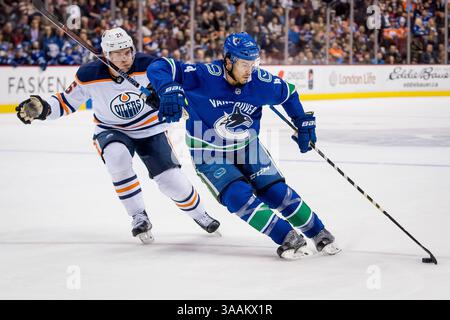29. März 2018: Vancouver Canucks Verteidiger Michael Del Zotto (4) und Oilers Right Wing Iiro Pakarinen (26) kämpften um den Puck während des NHL-Spiels zwischen den Edmonton Oilers und den Vancouver Canucks in der Rogers Arena in Vancouver, Kanada. Dom Gagne/CSM(Kreditbild: &Copy; Dom Gagne/CSM via ZUMA Wire) Stockfoto
