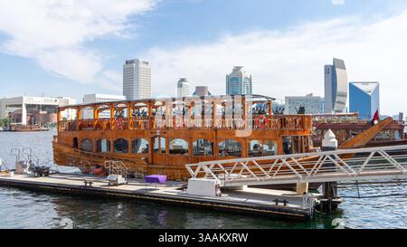 Traditionelle hölzerne Vergnügungsboote für Wasserausflüge über den Dubai Creek am Pier in der Altstadt, Vereinigte Arabische Emirate. Stockfoto