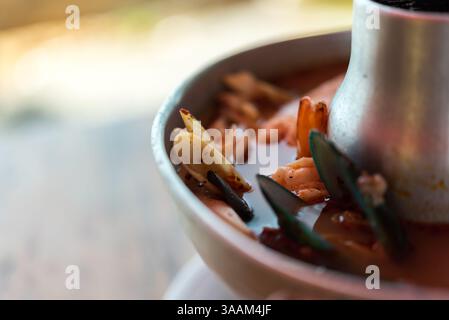 Krabben Meeresfrüchte scharfe Suppe (Tom Yum Goong) ist ein berühmtes thailändisches Essen Stockfoto
