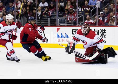 30. März 2018: Scott Darling, Torhüter der Carolina Hurricanes, (33), macht während des Spiels zwischen den Carolina Hurricanes und den Washington Capitals in der Capital One Arena in Washington (District of Columbia) einen Rausch gegen Alex Ovechkin (8). Scott Taetsch/CSM(Kreditbild: &Copy; Scott Taetsch/CSM via ZUMA Wire) Stockfoto