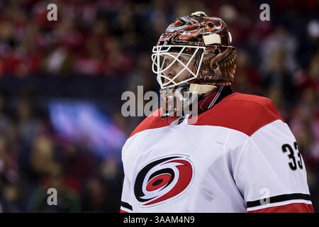 30. März 2018: Scott Darling (33), Torhüter der Carolina Hurricanes, sieht während des Spiels zwischen den Carolina Hurricanes und den Washington Capitals in der Capital One Arena in Washington, District of Columbia. Scott Taetsch/CSM(Kreditbild: &Copy; Scott Taetsch/CSM via ZUMA Wire) Stockfoto