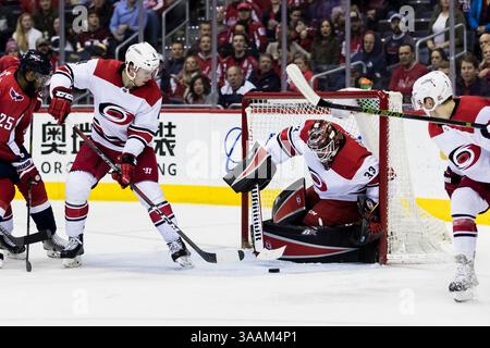 30. März 2018: Scott Darling (33), Torhüter der Carolina Hurricanes, holt sich während des Spiels zwischen den Carolina Hurricanes und den Washington Capitals in der Capital One Arena in Washington, District of Columbia. Scott Taetsch/CSM(Kreditbild: &Copy; Scott Taetsch/CSM via ZUMA Wire) Stockfoto