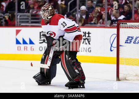 30. März 2018: Scott Darling (33), Torhüter der Carolina Hurricanes, sieht während des Spiels zwischen den Carolina Hurricanes und den Washington Capitals in der Capital One Arena in Washington, District of Columbia. Scott Taetsch/CSM(Kreditbild: &Copy; Scott Taetsch/CSM via ZUMA Wire) Stockfoto