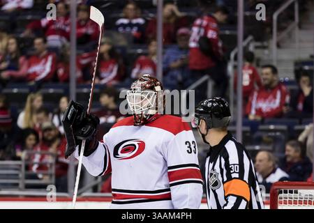 30. März 2018: Scott Darling (33) spricht mit dem Referree Kendrick Nicholson (30) während des Spiels zwischen den Carolina Hurricanes und den Washington Capitals in der Capital One Arena in Washington, District of Columbia. Scott Taetsch/CSM(Kreditbild: &Copy; Scott Taetsch/CSM via ZUMA Wire) Stockfoto