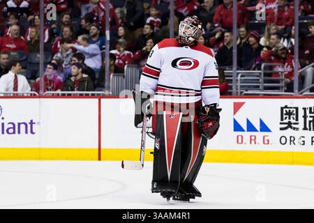 30. März 2018: Scott Darling (33), Torhüter der Carolina Hurricanes, sieht während des Spiels zwischen den Carolina Hurricanes und den Washington Capitals in der Capital One Arena in Washington, District of Columbia. Scott Taetsch/CSM(Kreditbild: &Copy; Scott Taetsch/CSM via ZUMA Wire) Stockfoto