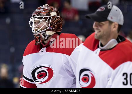 Am 30. März 2018 feiert der Torhüter Scott Darling (33) mit dem Torhüter Cam Ward (30) nach dem Spiel zwischen den Carolina Hurricanes und den Washington Capitals in der Capital One Arena in Washington, District of Columbia. Hurrikane gewannen mit 4:1. Scott Taetsch/CSM(Kreditbild: &Copy; Scott Taetsch/CSM via ZUMA Wire) Stockfoto