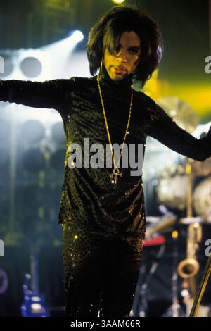 21. April 2016 - Miami, FL, Vereinigte Staaten von Amerika - MIAMI, FL - 15. AUGUST: Prince tritt am 15. August 1997 in der Miami Arena auf. (Kreditbild: © Storms Media Group/SMG via ZUMA Wire) Stockfoto