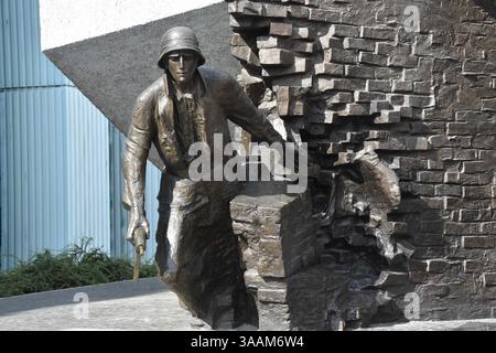 4. August 2017 - Warschau, Polen - Denkmal für die Aufständischen von Warschau während des Warschauer Aufstandes von 1944. Außenansicht des Obersten Gerichtshofs in Polen. Der Präsident der Republik Polen ernennt Richter des Obersten Gerichtshofs auf unbestimmte Zeit. Dies geschieht auf Antrag des Nationalen Justizrats. Der Präsident wählt auch den ersten Präsidenten des Gerichts aus den von der Generalversammlung des Obersten Gerichtshofs vorgelegten Kandidaten aus. Der erste Präsident hat sein Amt für sechs Jahre inne, obwohl er oder sie vom Sejm auf Antrag des Präsidenten der Repu entlassen werden kann Stockfoto