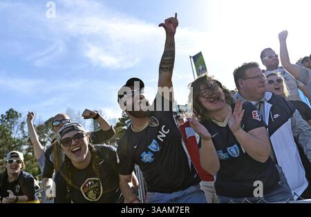 31. März 2018 - Cary, North Carolina, USA - Cary, NC - Samstag, 31. März 2018: Fans während eines regulären Spiels der National Women's Soccer League (NWSL) zwischen der North Carolina Courage und Sky Blue FC im Stadion von Sahlenâ im WakeMed Soccer Park. (Kreditbild: © Grant Halverson/ISIPhotos via ZUMA Wire) Stockfoto
