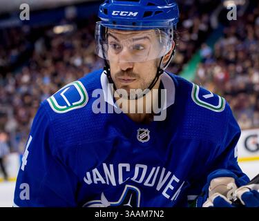 32. März 2018: Michael Del Zotto, Verteidiger von Vancouver Canucks, bereitet sich darauf vor, während des NHL-Spiels zwischen den Columbus Blue Jackets und den Vancouver Canucks in der Rogers Arena in Vancouver, Kanada, einen Spieler gegen die Bretter zu treffen. Dom Gagne/CSM(Kreditbild: &Copy; Dom Gagne/CSM via ZUMA Wire) Stockfoto