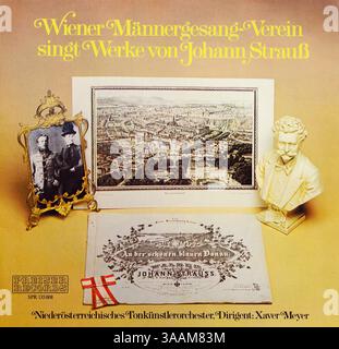 Der Wiener Männerchor singt Werke von Johann Strauss, dem Niederösterreichischen Tonkünstler Orchester und dem Dirigenten Xaver Meyer Stockfoto