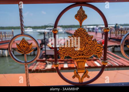 Dekorative Zäune und Pier in Ko Panyi oder Koh Panyee, Fischerdorf in der Straße von Malacca, Provinz Phang Nga, Thailand, die vor allem für ihre Errichtung bekannt ist Stockfoto