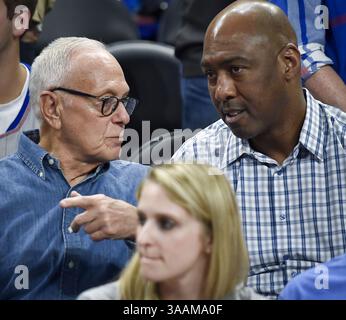 26. März 2018: San Antonio, USA - Larry Brown, ehemaliger Basketballtrainer der University of Kansas, spricht mit Danny Manning, ehemaliger KU-Basketballstar und derzeitiger Wake Forest-Cheftrainer, auf ihren Sitzen, bevor die Jayhawks Villanova in einem nationalen Halbfinale des NCAA-Turniers am Samstag, den 31. März 2018, im Alamodome in San Antonio, Texas spielten. (Kreditbild: © Rich Sugg/TNS via ZUMA Wire) Stockfoto