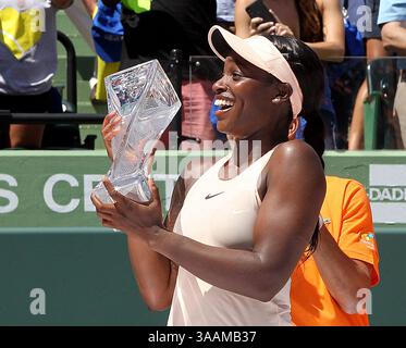 31. März 2018: Miami, FL, USA – Sloan Stephens aus den Vereinigten Staaten gewinnt ihre Trophäe, nachdem sie am Samstag, den 31. März 2018 die Lettland-Jelena Ostapenko mit 7:6, 6:1, besiegt hatte und die Miami Open im Crandon Park Tennis Center in Key Biscayne, Florida, gewann. (Kreditbild: © Pedro Portal/TNS via ZUMA Wire) Stockfoto