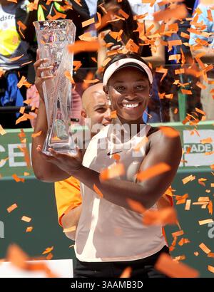 31. März 2018: Miami, FL, USA – Sloan Stephens aus den Vereinigten Staaten gewinnt ihre Trophäe, nachdem sie am Samstag, den 31. März 2018 die Lettland-Jelena Ostapenko mit 7:6, 6:1, besiegt hatte und die Miami Open im Crandon Park Tennis Center in Key Biscayne, Florida, gewann. (Kreditbild: © Pedro Portal/TNS via ZUMA Wire) Stockfoto