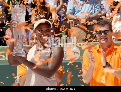 31. März 2018: Miami, FL, USA – Sloan Stephens aus den Vereinigten Staaten gewinnt ihre Trophäe, nachdem sie am Samstag, den 31. März 2018 die Lettland-Jelena Ostapenko mit 7:6, 6:1, besiegt hatte und die Miami Open im Crandon Park Tennis Center in Key Biscayne, Florida, gewann. (Kreditbild: © Pedro Portal/TNS via ZUMA Wire) Stockfoto