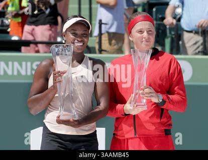 31. März 2018: Miami, FL, USA – Sloan Stephens aus den Vereinigten Staaten gewinnt ihre Trophäe, nachdem sie am Samstag, den 31. März 2018 die Lettland-Jelena Ostapenko mit 7:6, 6:1, besiegt hatte und die Miami Open im Crandon Park Tennis Center in Key Biscayne, Florida, gewann. (Kreditbild: © Pedro Portal/TNS via ZUMA Wire) Stockfoto