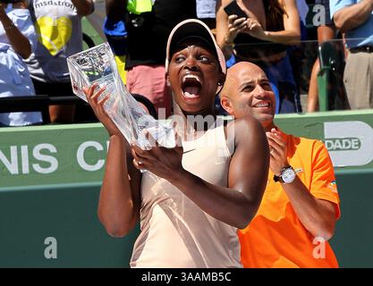 31. März 2018: Miami, FL, USA – Sloan Stephens aus den Vereinigten Staaten gewinnt ihre Trophäe, nachdem sie am Samstag, den 31. März 2018 die Lettland-Jelena Ostapenko mit 7:6, 6:1, besiegt hatte und die Miami Open im Crandon Park Tennis Center in Key Biscayne, Florida, gewann. (Kreditbild: © Pedro Portal/TNS via ZUMA Wire) Stockfoto