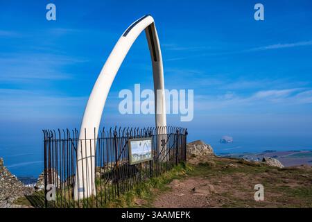 Replik von Walebonen auf dem Gipfel des North Berwick Law, mit Bass Rock in der Ferne, in North Berwick in East Lothian, Schottland, Großbritannien Stockfoto