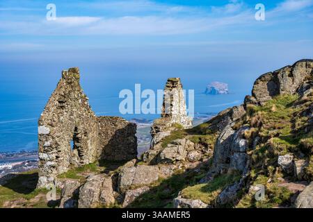 Ruine auf dem Gipfel des North Berwick Law, mit dem Bass Rock in der Ferne, in East Lothian, Schottland, Großbritannien Stockfoto