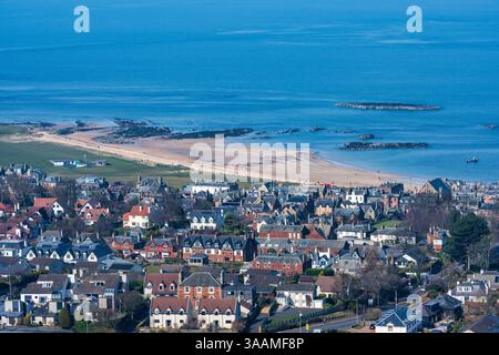 Blick auf West Bay Beach und North Berwick Stadt vom Gipfel des North Berwick Law in East Lothian, Schottland, Großbritannien Stockfoto