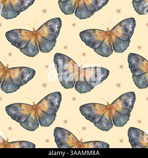 Nahtloses Aquarellmuster mit mystischen Schmetterlingen und Sternen auf weichem beigefarbenem Hintergrund. Elegant, Vintage und himmlisch, perfekt für Stoffe Stockfoto