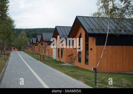 Moderne Holzhütten in einer Reihe Stockfoto