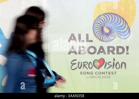 12. Mai 2018 – Lissabon, Portugal – Fans kommen am 12. Mai 2018 zum Grand Final des Eurovision Song Contest 2018 in der Altice Arena in Lissabon, Portugal. (Foto: © Pedro Fiuza Via ZUMA Wire) Stockfoto