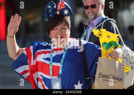 12. Mai 2018 – Lissabon, Portugal – Fans kommen am 12. Mai 2018 zum Grand Final des Eurovision Song Contest 2018 in der Altice Arena in Lissabon, Portugal. (Foto: © Pedro Fiuza Via ZUMA Wire) Stockfoto