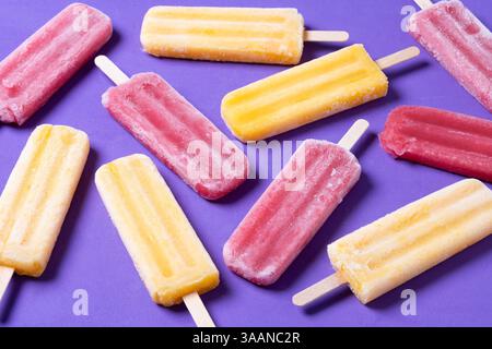 Orange und rosa Eis auf violettem Hintergrund Stockfoto