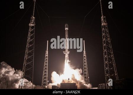 6. März 2018: Cape Canaveral Air Force, Florida, USA: SpaceX startete den Satelliten Hispasat 30W-6 vom Space Launch Complex 40 (SLC-40) auf der Cape Canaveral Air Force Station in Florida. Der Satellit Hispasat 30W-6 wurde etwa 33 Minuten nach dem Start auf eine geostationäre Transferbahn (GTO) gebracht. SpaceX versuchte nicht, die erste Etappe des Falcon 9 nach dem Start zu landen, da die Wetterbedingungen im Erholungsgebiet vor der Atlantikküste ungünstig waren. (Bild: © SpaceX/ZUMA Wire/ZUMAPRESS.com) Stockfoto