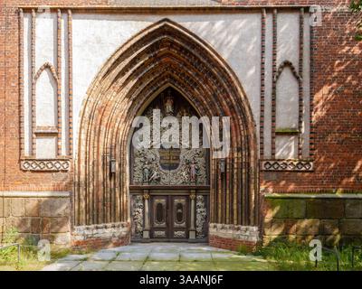 Westportal der Nikolaikirche, Nikolaikirche, in Stralsund, Mecklenburg-Vorpommern, mit baltischem Ziegelsteinbogen und mittelalterlichem Eingang Stockfoto