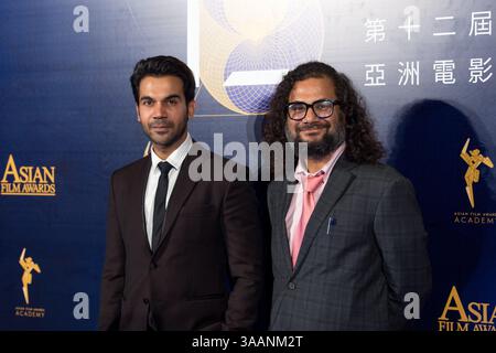 17. März 2018 - Macao, SAR Macao, China - MACAO, SAR MACAO, CHINA:17. März 2018.12. Asiatischer Film-Preis 2018, verliehen im venezianischen Theater im Venetian Hotel Macao. Mayank TEWARI (R) Gewinner des besten Drehbuchs mit seinem Film NEWTON der Hauptdarsteller Rajkummar Rao (Credit Image: © Jayne Russell Via ZUMA Wire) Stockfoto