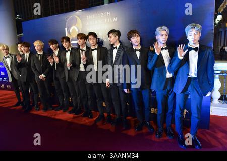 17. März 2018 - Macao, SAR MACAO, China - MACAO, SAR MACAO, CHINA:17. März 2018.12. Asiatischer Film-Preis 2018, im venezianischen Theater im Venetian Hotel Macao..12 Stück koreanische Boyband Boyz auf dem roten Teppich vor ihrem Auftritt während der Preisverleihung (Credit Image: © Jayne Russell Via ZUMA Wire) Stockfoto