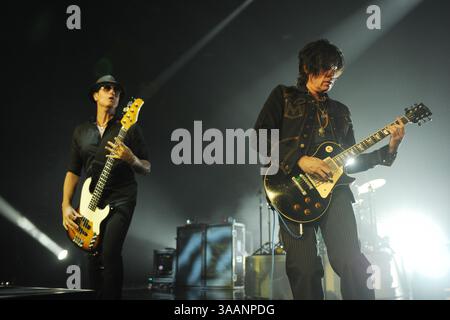 12. Oktober 2010 - Hollywood, FL, USA - HOLLYWOOD FL - 12. OKTOBER: Robert Deleo Dean Deleo von Stone Temple Pilots tritt im Hard Rock Live auf, das am 12. Oktober 2010 im Seminole Hard Rock Hotel & Casino in Hollywood, Florida stattfindet... People: Robert Deleo Dean Deleo. (Kreditbild: © Storms Media Group/SMG via ZUMA Wire) Stockfoto