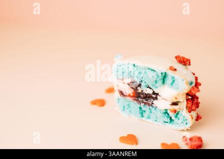 Farbenfrohe französische Desserts. Cake Macarons saftige Macarons Füllung Stockfoto