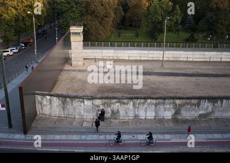 21. September 2010 - Berlin, Berlin, Deutschland - die Berliner Mauer in der Bernauerstraße. Das Berliner Mauerdenkmal im BernauerstraÃŸe. Die Gedenkstätte Berliner Mauer ist die zentrale Gedenkstätte der deutschen Teilung, mitten in der Hauptstadt. An der historischen Stelle der Bernauer Straße gelegen, wird sie sich schließlich entlang 1,4 Kilometer des ehemaligen Grenzstreifens erstrecken. Die Gedenkstätte enthält das letzte Stück Berliner Mauer mit dem dahinter erhaltenen Gelände und vermittelt so einen Eindruck davon, wie sich die Grenzbefestigung bis Ende der 1980er Jahre entwickelt hat Die Ereignisse, die er stattfanden Stockfoto