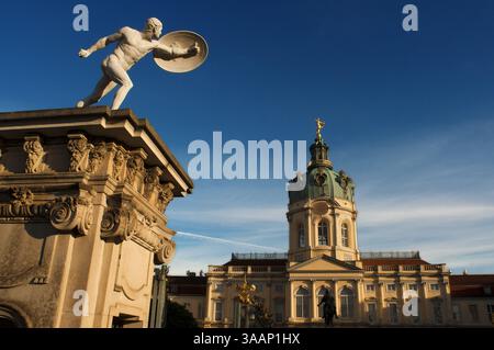 22. September 2010 – Berlin, Berlin, Deutschland – Schloss Charlottenburg Berlin ursprünglich 1695-1699 für Friedrich I. von Johann Eosander von Goethe erweitert. Schloss Charlottenburg ist das größte Schloss Berlins und die einzige erhaltene königliche Residenz der Stadt aus der Zeit der Hohenzollern. Es befindet sich im Stadtteil Charlottenburg des Stadtteils Charlottenburg-Wilmersdorf. Das Schloss wurde Ende des 17. Jahrhunderts erbaut und im 18. Jahrhundert stark erweitert. Die Bar verfügt über eine exotische Inneneinrichtung Stockfoto