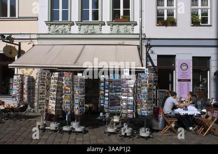 September 2010 – Berlin, Berlin, Deutschland – Postscard des Verkäufers. Horizontaler Blick auf ein traditionelles altes Spielzeug- und Postkartengeschäft mit Teddybären und Souvenirs im historischen Nikolaiviertel. Dies ist ein fantastisches Geschäft im Nikolaiviertel. Auch wenn du keine Puppe kaufen willst, durchstöbere einfach den Laden wie in einem Museum. Die Puppen sind einfach wunderbar, von historischen Ausgaben bis hin zu den modernsten Mädchen, dazu eine große Auswahl an dollsâ€™ Kleidung und Kinderwagen. Sie lagern alle berühmten Puppenmarken wie KÃ¤te Kruse, Zapf, SchildkrÃ¶t, Philip Heath, GÃ¶tz und so weiter. Auf ihrer Website Stockfoto