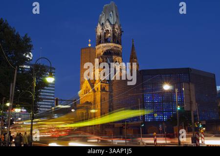 September 2010 - Berlin, Berlin, Deutschland - Deutschland, Berlin, Kaiser-Wilhelm-Gedächtniskirche in der Abenddämmerung. GedÃ¤evangelische Kaiser-Wilhelm-Gedächtniskirche (¡-Wilhelm-GedÃ¤-chtniskirche ËˆdÉ) befindet sich in Berlin am KurfÃ¼rstendamm im Zentrum des Breitscheidplatzes. Die ursprüngliche Kirche auf dem Gelände wurde in den 1890er Jahren erbaut Ã tnÉªsËˆkÉªÊ Ã Sie wurde bei einem Bombenangriff 1943 schwer beschädigt. Das heutige Gebäude, das aus einer Kirche mit angeschlossenem Foyer und einem separaten Glockenturm mit angeschlossener Kapelle besteht, wurde zwischen 19 Jahren erbaut Stockfoto
