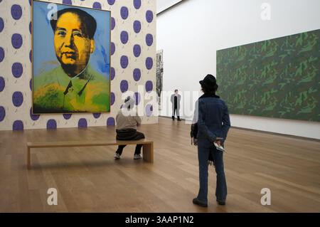 29. September 2010 - Berlin, Berlin, Deutschland - Gemälde des Vorsitzenden Mao von Andy Warhol im Hamburger Bahnhof Museum für Zeitgenössische Kunst in Berlin. Eine Leinwand des US-amerikanischen Popkünstlers Andy Warhol vom chinesischen kommunistischen Führer Mao Zedong hat sich für 7,6 Millionen Â verkauft - mehr als 18 Mal so viel wie bei der letzten Auktion. Der Künstler soll durch den historischen Besuch des damaligen US-Präsidenten Richard Nixon in China im Jahr 1972 inspiriert worden sein, die ikonische Serie der Gemälde des Vorsitzenden Mao zu erschaffen. Warhol verwandelte das offizielle Porträt des chinesischen Führers, in diesem Fall mit dem Stockfoto