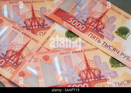 Fünftausendste Banknoten auf dunklem Hintergrund. Stockfoto