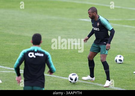 30. Mai 2018 - Oeiras, Portugal - Portugals Mittelfeldspieler Manuel Fernandes im Trainingslager Cidade do Futebol (Fußballstadt) in Oeiras, am 30. Mai 2018, vor den Vorbereitungsspielen der FIFA-Weltmeisterschaft Russland 2018 gegen Belgien und Algerien. Während des portugiesischen Fußballspiels Sporting CP gegen Vitoria Guimaraes im Alvadade-Stadion in Lissabon am 5. März 2017. Foto: Pedro Fiuzaduring beim portugiesischen Cup-Finale am 20. Mai 2015 die CD Aves vs Sporting CP im Jamor-Stadion in Oeiras, am Stadtrand von Lissabon. (Kredit-Imag Stockfoto