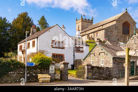 Altes Gymnasialmuseum und Pfarrkirche St. Michael und all Angels im Lake District National Park. Hawkshead, Cumbria, England, Großbritannien Stockfoto